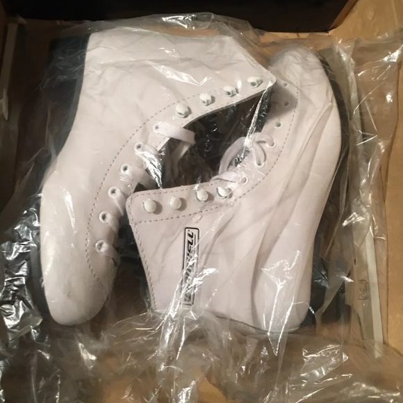 Winnwell Girls Figure Skates Size 4J Scratched - Picture 11 of 12